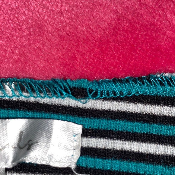 Striped Off-Shoulder Crop Top - Picture 9 of 10